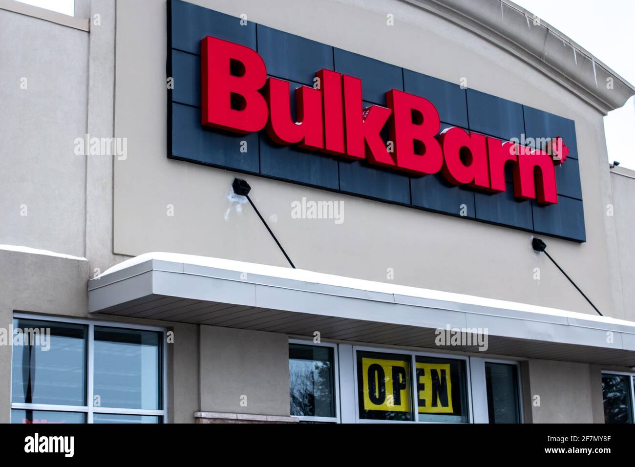 London, Ontario, Canada - février 15 2021 : l'extérieur d'un magasin d'étamune en vrac de la franchise d'étamune en vrac avec des glaçons suspendus sur son toit. Banque D'Images