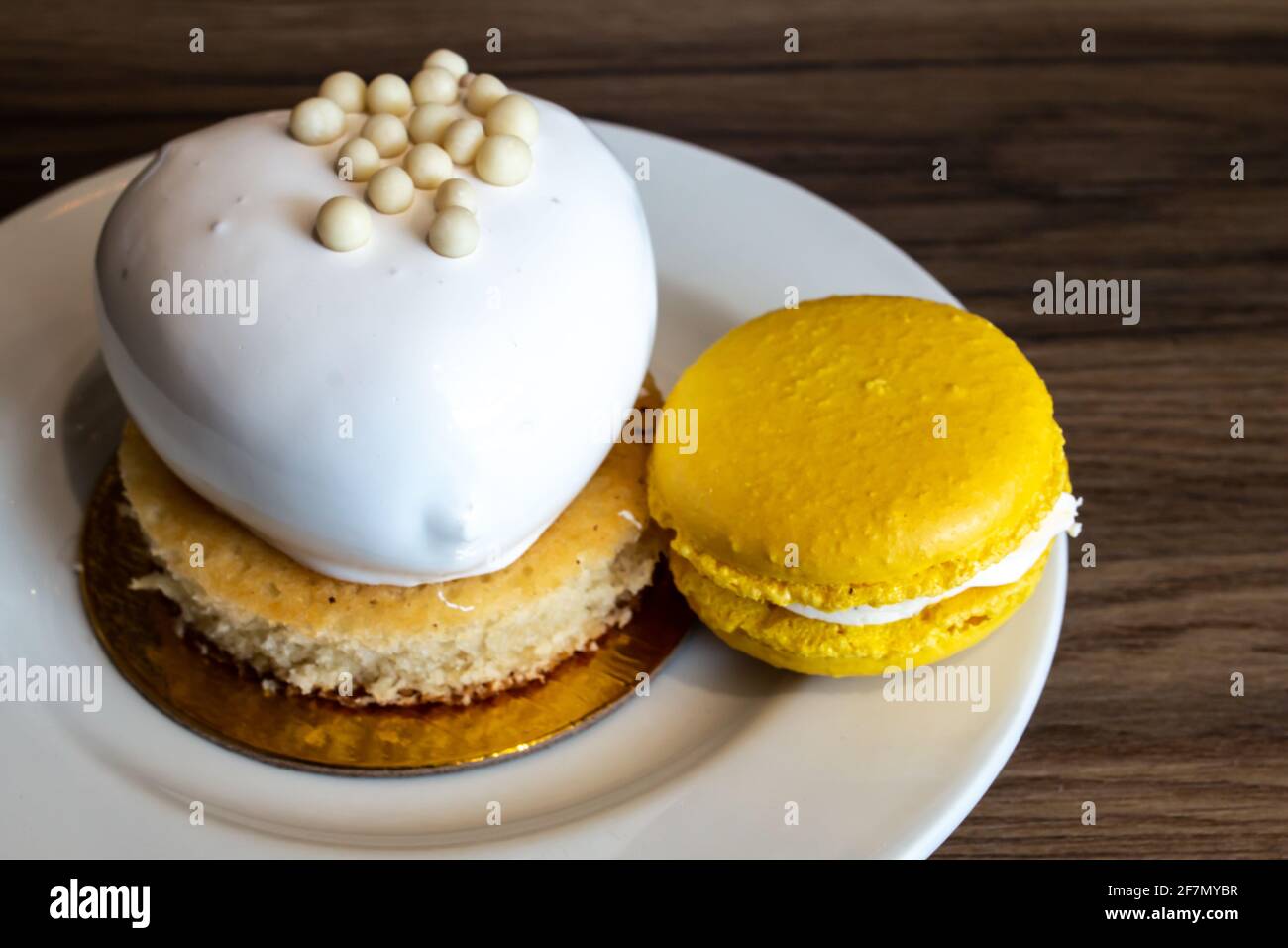 Gateau Aux Fruits De La Passion A La Vanille En Forme De Coeur Sur Un Cercle De Feuilles D Or Fevrier 21 Macaron Francais A La Creme De Mangue Et De Fruit De