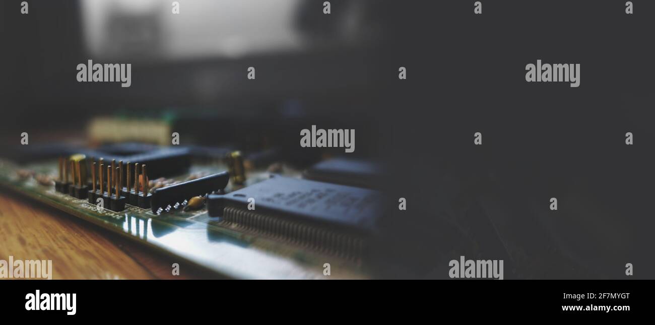 Bannière horizontale de la carte mère de l'ordinateur. Concept de technologies et ingénierie future. Science et complexité sur circuit PC intégré. Banque D'Images