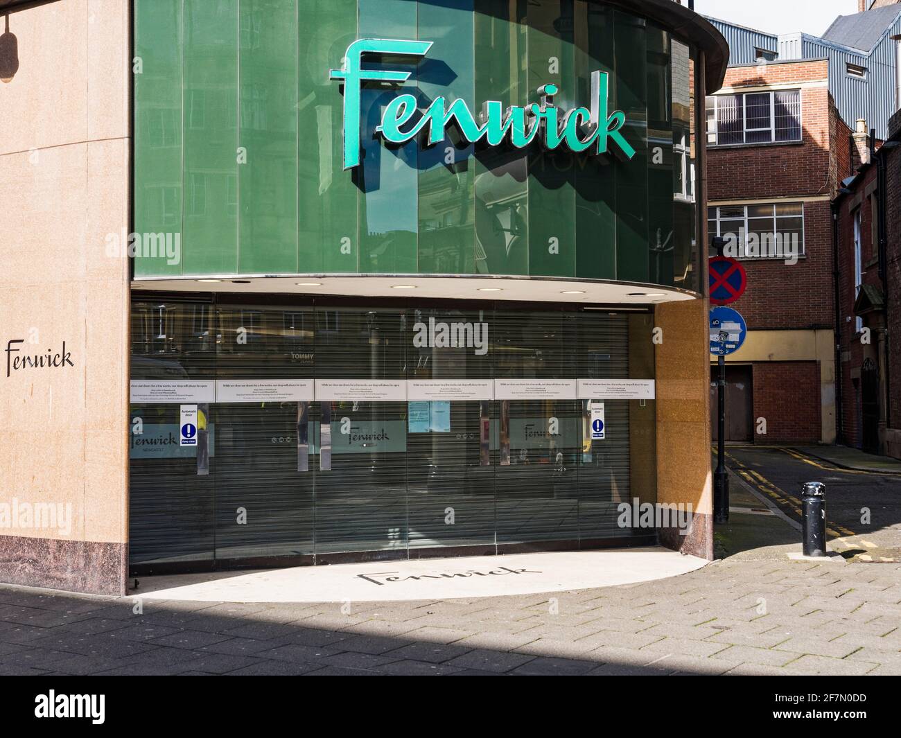 L'entrée du grand magasin Fenwick à Blackett Street, Newcastle upon Tyne, au Royaume-Uni, a fermé pendant la pandémie du coronavirus. Banque D'Images