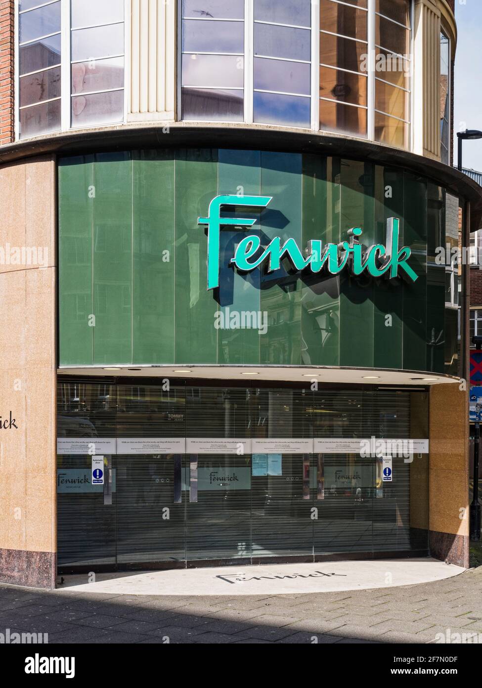 L'entrée du grand magasin Fenwick à Blackett Street, Newcastle upon Tyne, au Royaume-Uni, a fermé pendant la pandémie du coronavirus. Banque D'Images