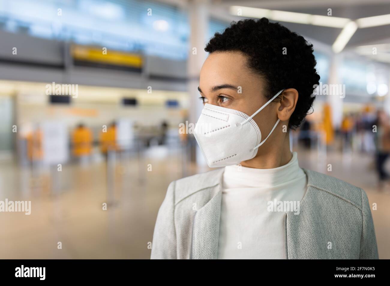Femme afro-américaine portant un masque à l'aéroport Banque D'Images
