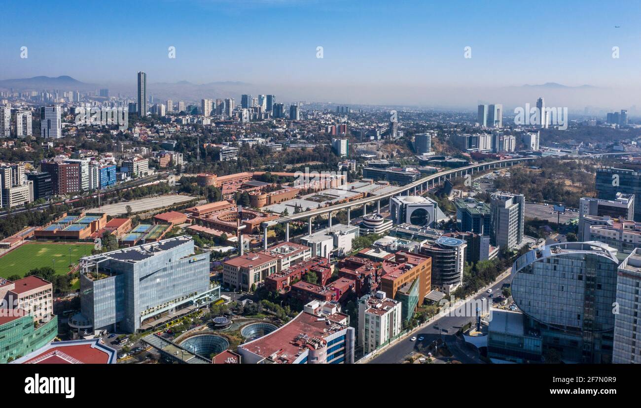 Pollution de l'air au-dessus de Mexico vue de Santa Fe district Banque D'Images