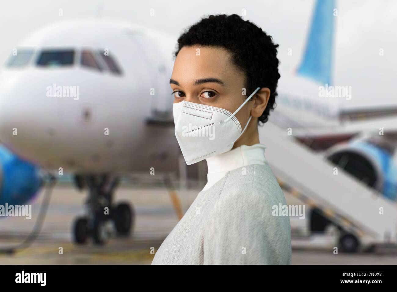 Femmes dans FFP2 masque de visage à l'aéroport Banque D'Images