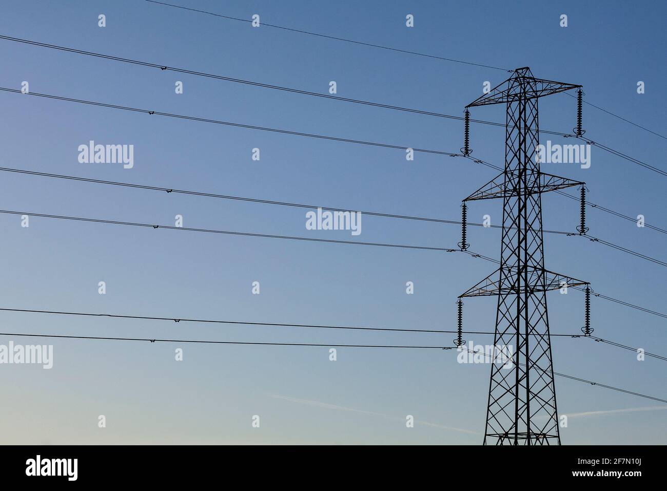 Pylône électrique et câbles contre un ciel bleu Banque D'Images