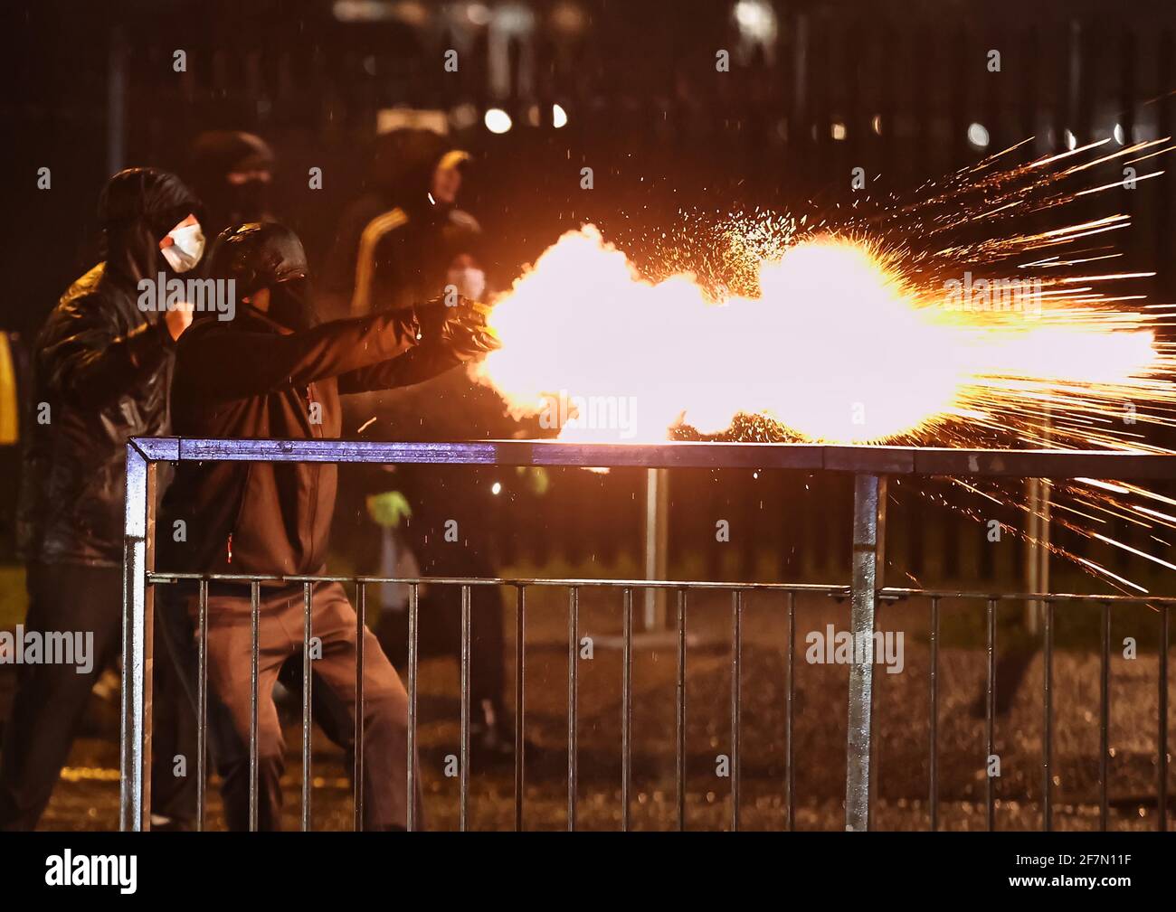 Les jeunes ont tiré des feux d'artifice à la PSNI sur la route de Springfield, pendant de nouveaux troubles à Belfast. Date de la photo : jeudi 8 avril 2021. Banque D'Images
