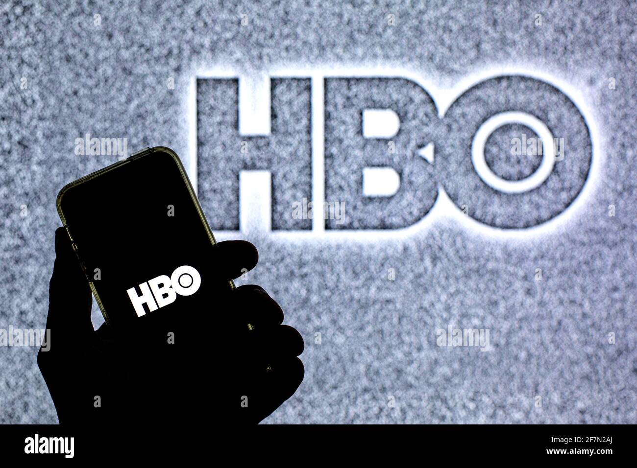 Espagne. 08 avril 2021. Sur cette photo, l'application HBO affichée sur l'écran d'un smartphone avec le logo HBO en arrière-plan. (Photo de Thiago Prudencio/SOPA Images/Sipa USA) crédit: SIPA USA/Alay Live News Banque D'Images