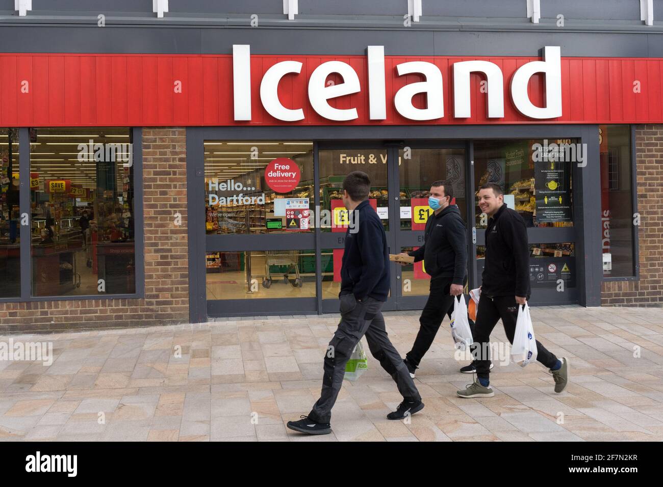 Trois clients à l'extérieur du supermarché Dartford iceland, entrée du magasin, devant du magasin, Kent England Pingdemic shoppers Banque D'Images