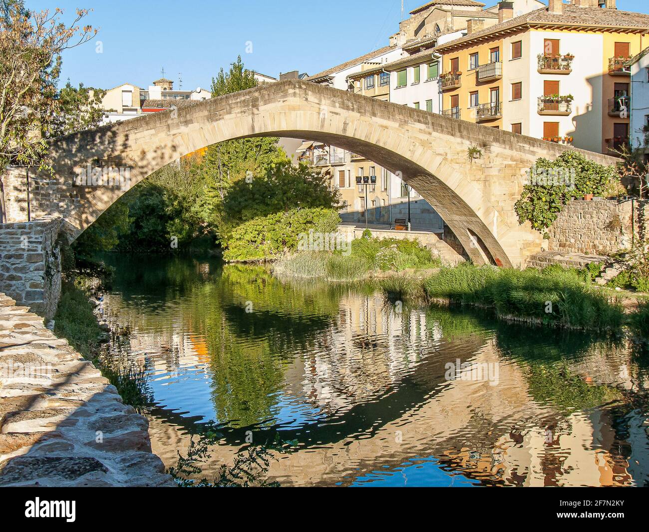 L'arche du pont romain Puente Carcel se reflète dans l'eau de la rivière Ega à Estella, Espagne, le 17 octobre 2009 Banque D'Images