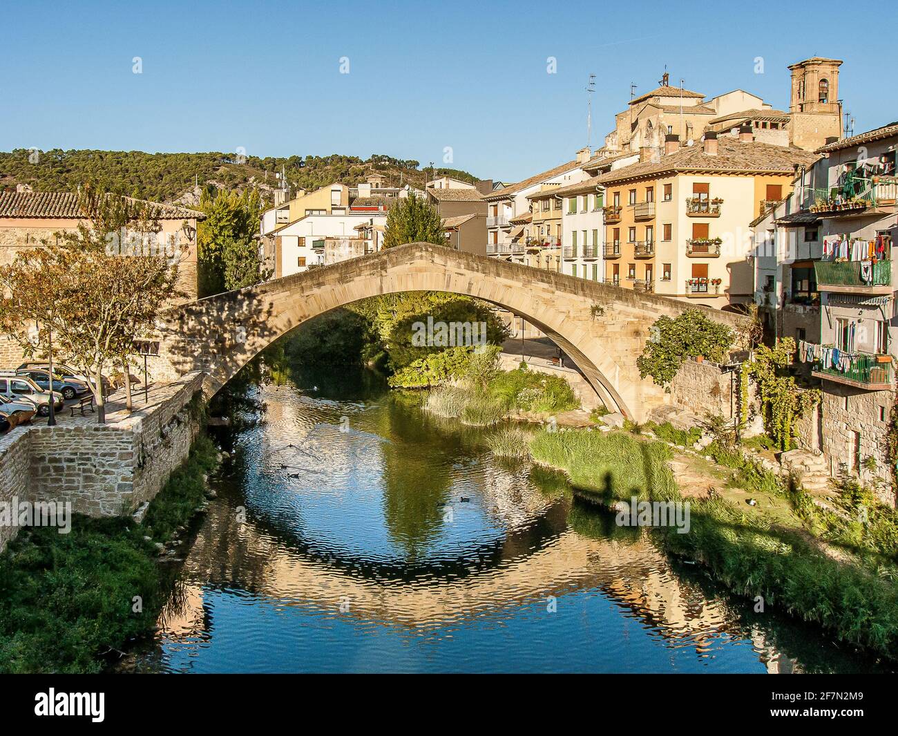 Pont de pèlerin au-dessus de Rio Ega sur les camino frances reflétant dans l'eau un après-midi ensoleillé, Estella, Espagne, 17 octobre 2009 Banque D'Images