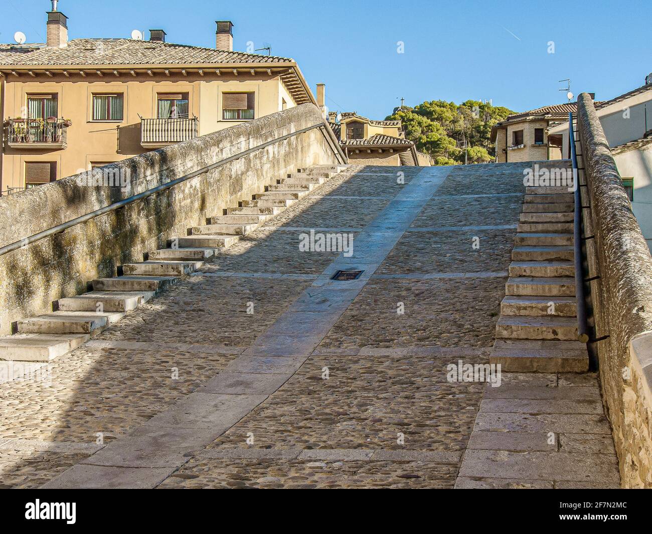 La route escarpée au-dessus du pont pèlerin Puente Carcel sur les camino frances à Estella, Espagne Banque D'Images