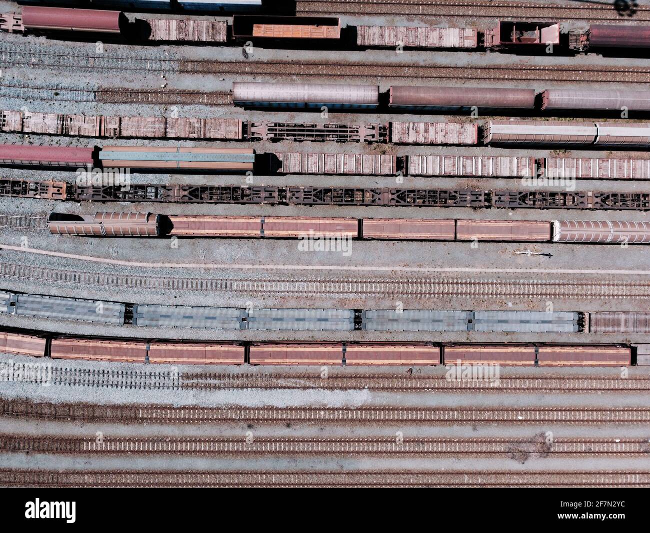 Vue aérienne depuis un drone volant de trains sur le chemin de fer station Banque D'Images