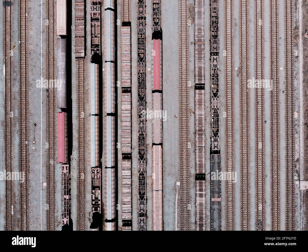 Vue aérienne depuis un drone volant de trains sur le chemin de fer station Banque D'Images