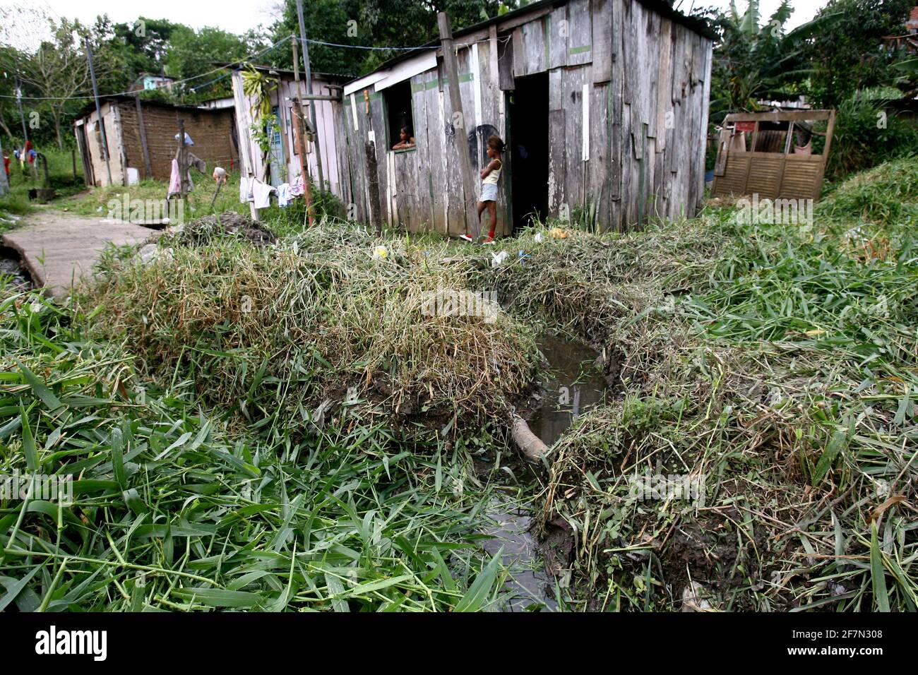 Itabuna, bahia / brésil - 5 janvier 2012: Les eaux usées qui s'en trouvent dans le quartier de Novo Horizonte dans la ville de Salvador. L'endroit est un FO Banque D'Images