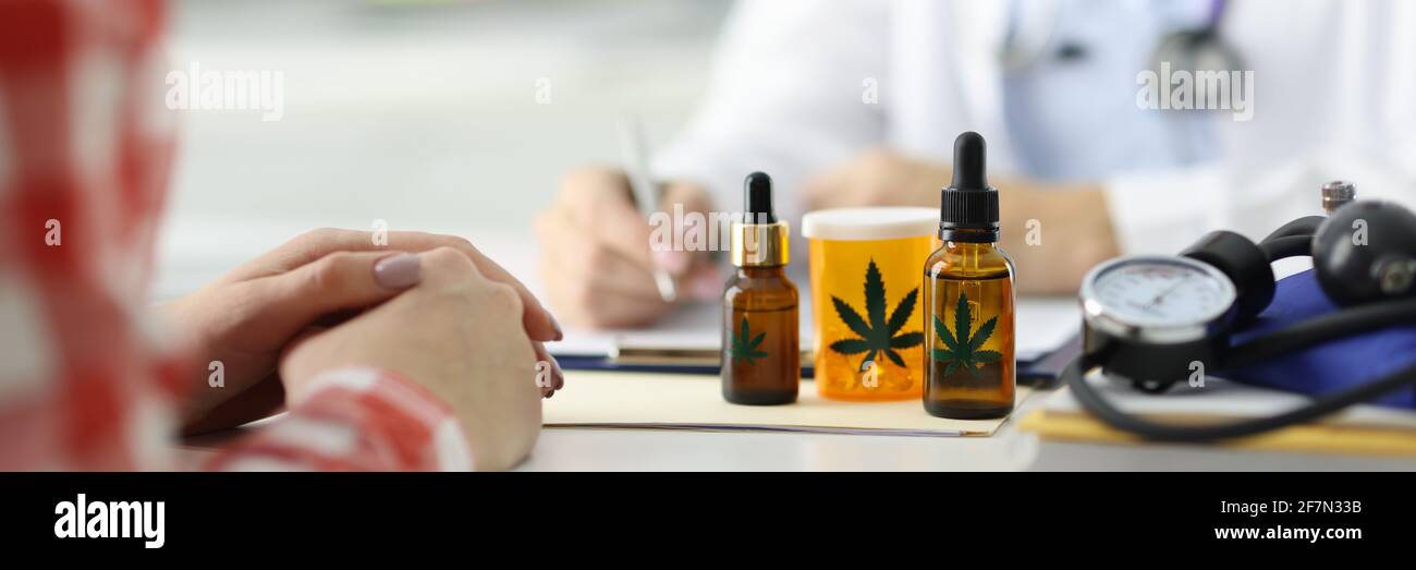 Le médecin écrit une ordonnance pour le patient pour la marijuana. Banque D'Images