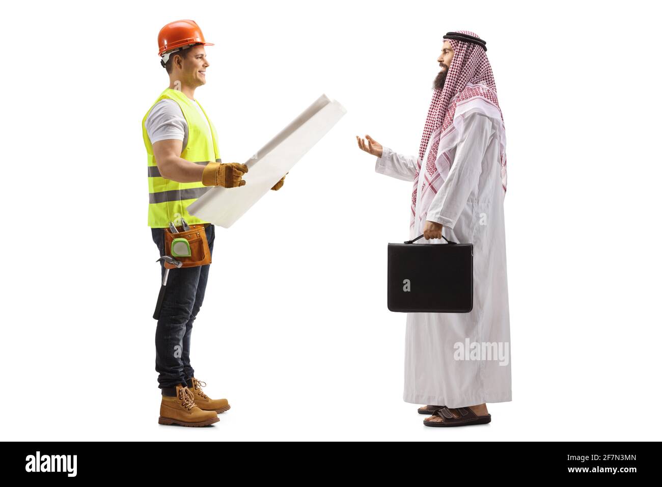 Photo de profil sur toute la longueur d'un plan d'un ouvrier de construction holdingta et parler à un homme d'affaires arabe saoudien isolé sur blanc arrière-plan Banque D'Images