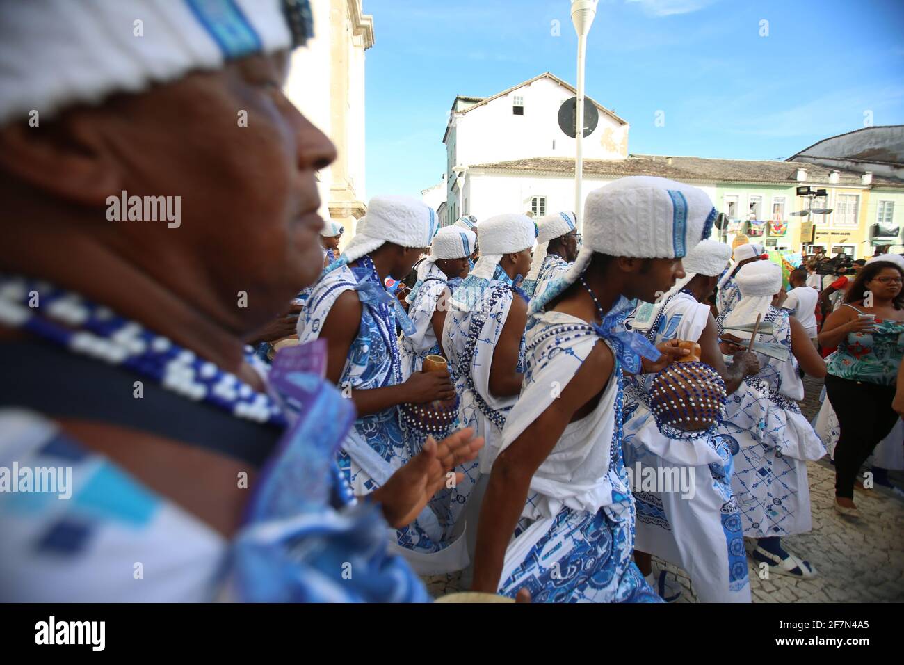 salvador, bahia / brésil - 5 février 2018: Les membres des Filhos de Ganhy sont vus lors d'une présentation à Pelourinho, Centre historique de la ville Banque D'Images