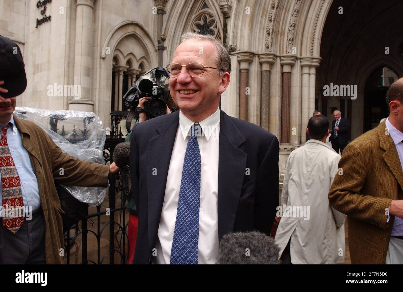 Représentant le maire Livingstone, Derek Turner de transport pour Londres quitte la High court à Londres aujourd'hui mercredi 31 juillet 2002 après avoir remporté l'affaire contre le Conseil de Westminster sur les accusations de congestion dans le centre de Londres.31 juillet 2002 photo Andy Paradise Banque D'Images
