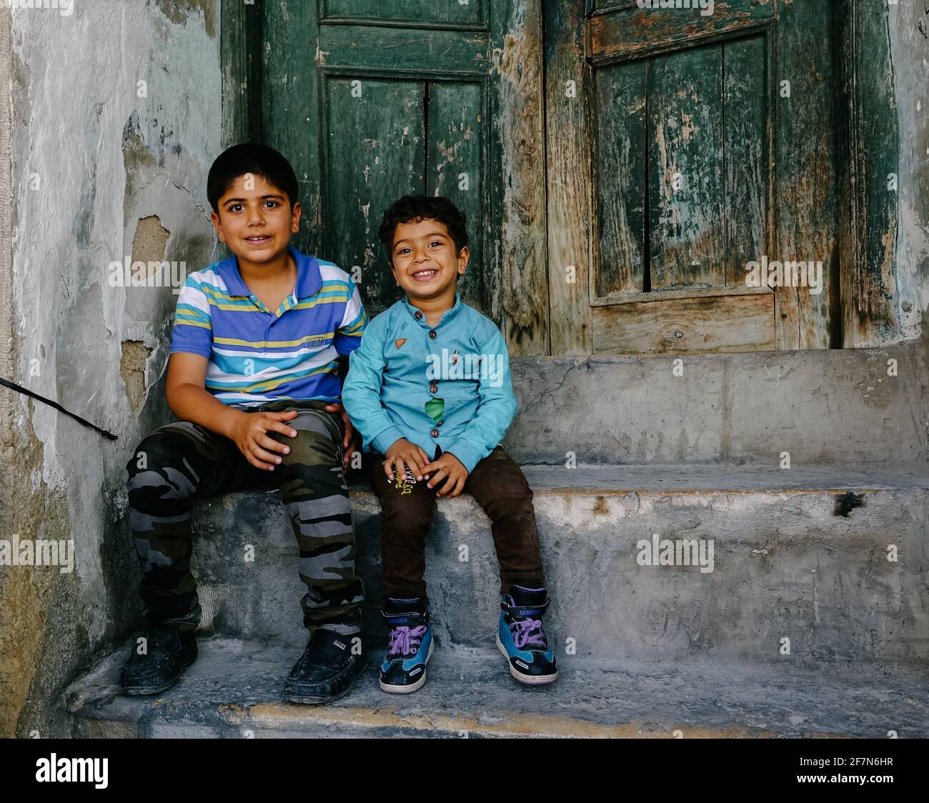 bagdad, Irak - 8 avril 2017 : deux enfants assis sur l'ancienne porte en bois Banque D'Images