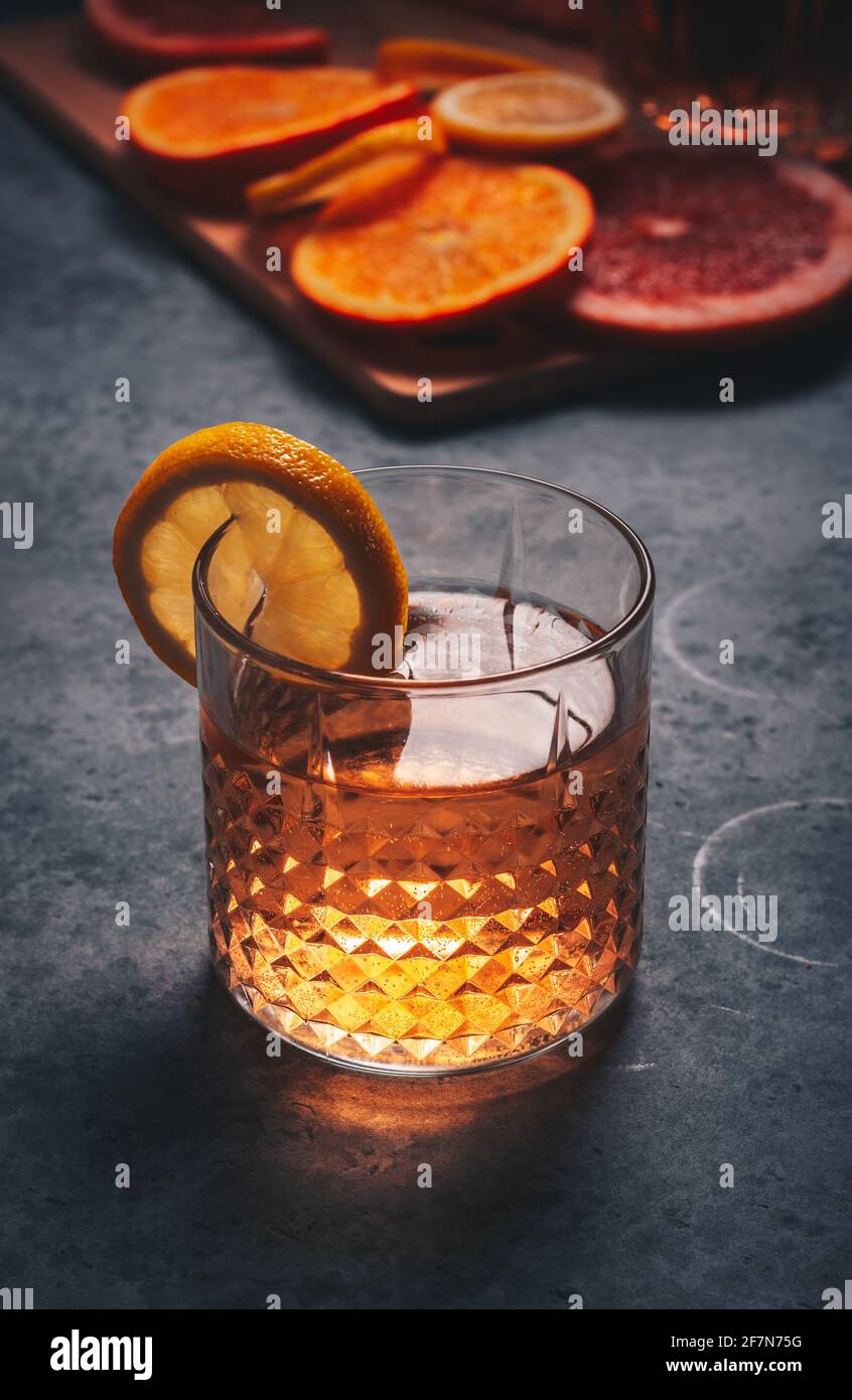 Cocktail d'agrumes dans un verre de whisky rock avec citron Banque D'Images