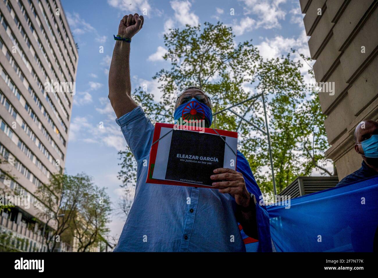 Un manifestant tient son poing pendant la démonstration. Dans le cadre de la Journée internationale du peuple tzigane, la communauté tzigane de Madrid démontrera dans la rue 'marques de la Ensenada' que cette rue porte le nom d'un Marquis espagnol qui, entre 1749 et 1793, a effectué une opération pour exterminer la course Roma en Espagne, Arrêtant et tuant des dizaines de milliers d'hommes, de femmes et d'enfants roms, ils se sont également réunis pour exiger la justice pour la mort d'Eleazar García, une jeune tzigane gravement handicapée au cerveau qui a été détenue par la police et les gardes de sécurité à El Molinón Banque D'Images