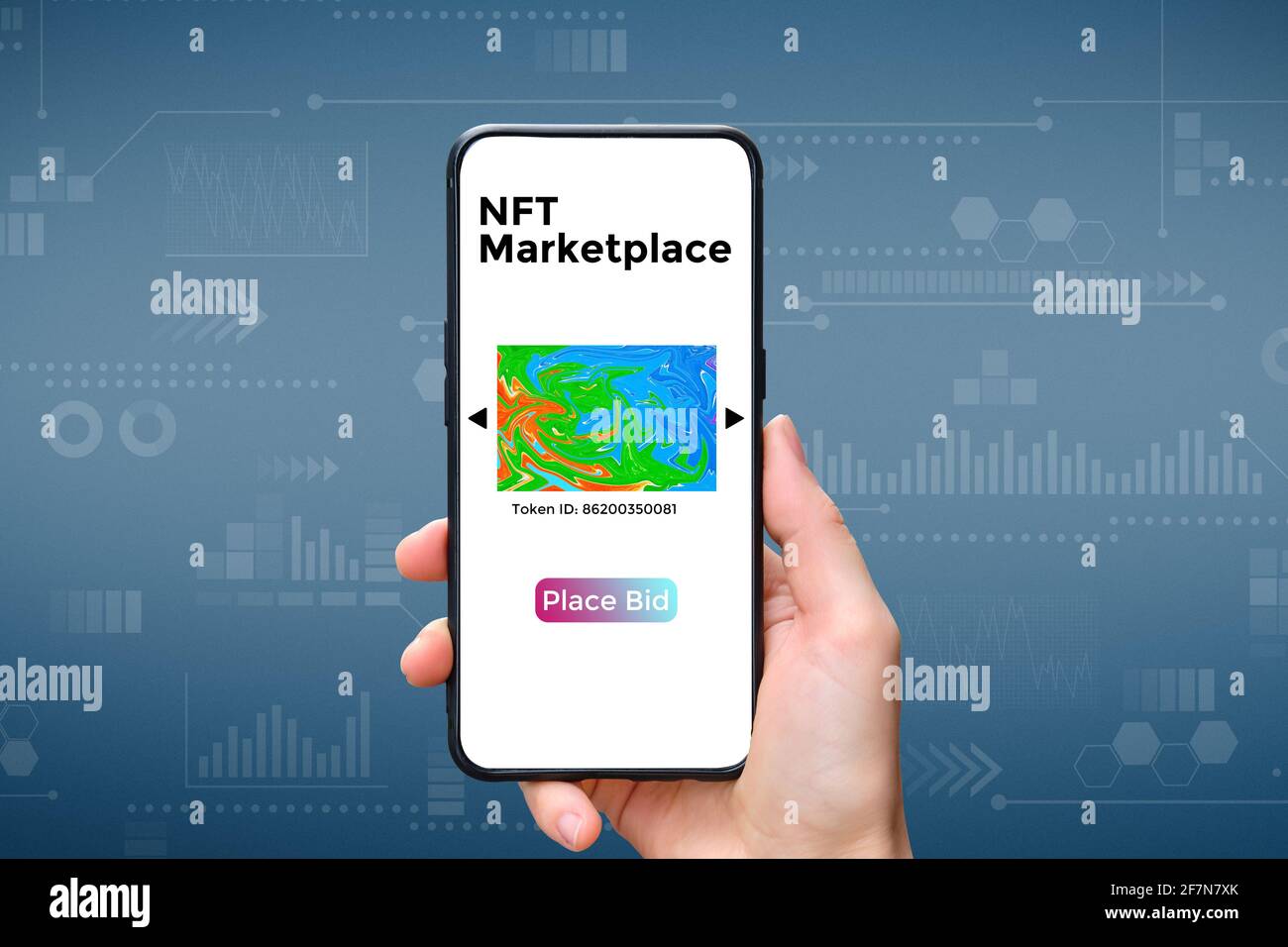 Une main tient un smartphone avec un type de cryptographique NFT Marketplace art avec place BID Banque D'Images