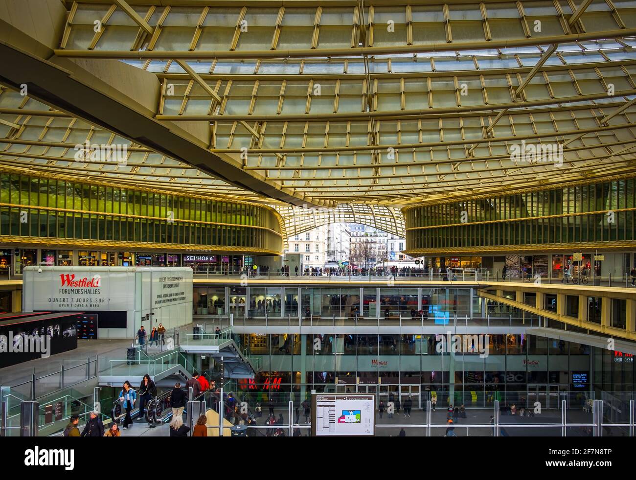 Paris, France, février 2020, vue sur le Forum des Halles de Westfield avec ses différents niveaux, escaliers et escaliers qui vont en sous-sol Banque D'Images