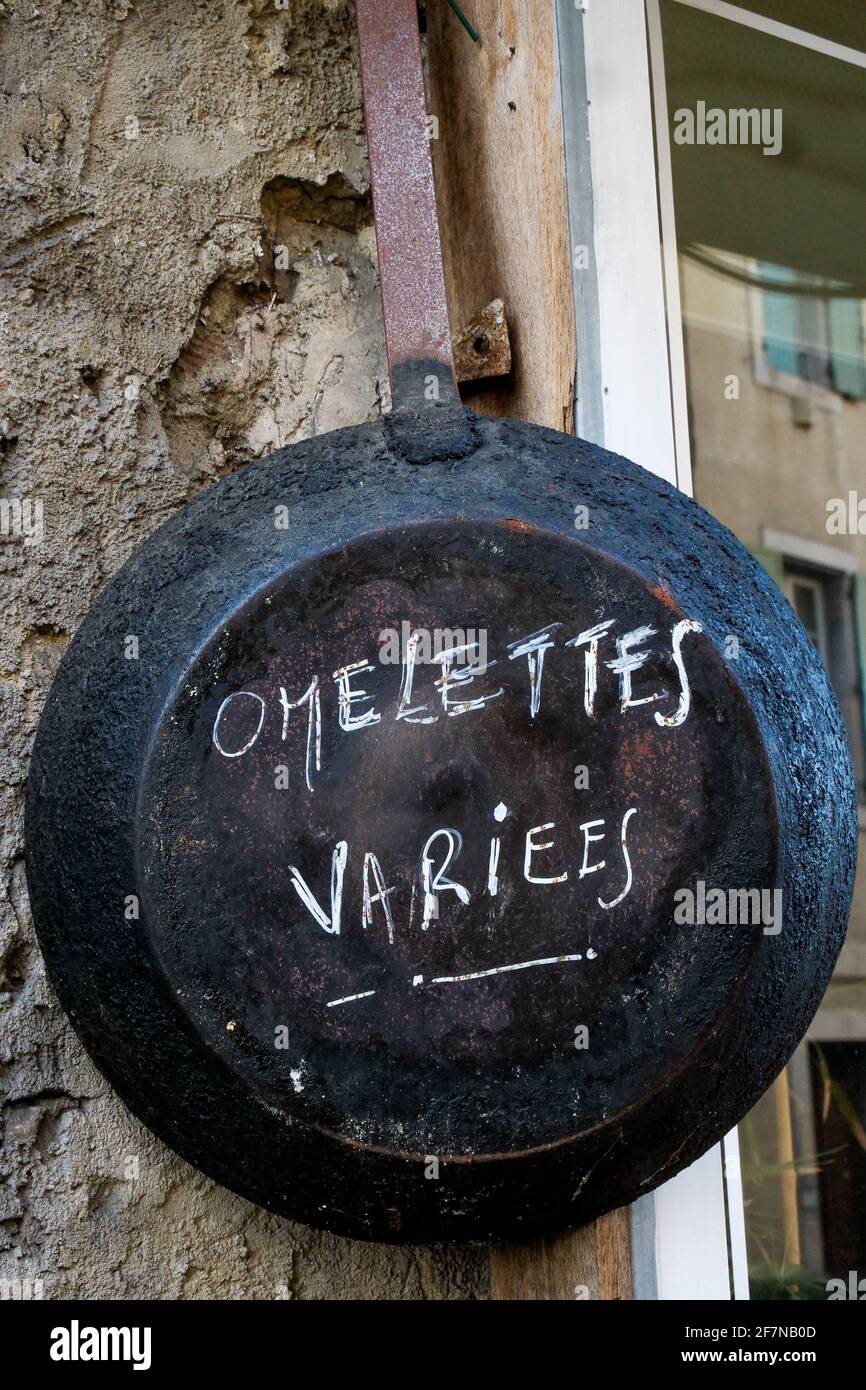Une ancienne travée accrochée à la vitrine d'un restaurant, Viviers, Ardèche, France Banque D'Images