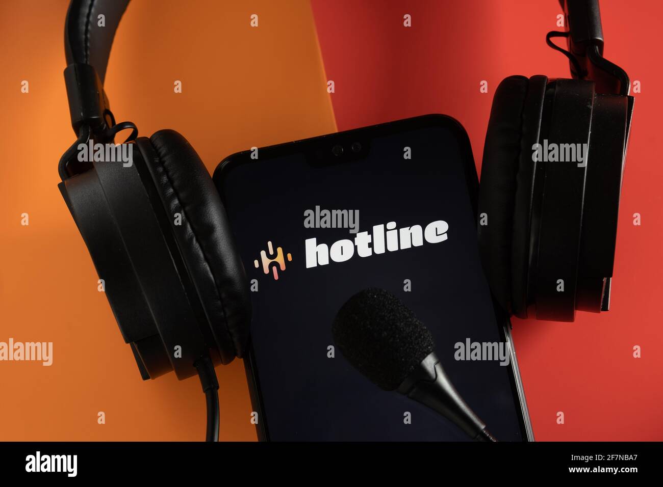 Logo de l'application hotline visible sur le smartphone avec casque. La plateforme de hotline est une nouvelle goutte dans le chat audio développé par Facebook, concurrent de la populaire Clu Banque D'Images