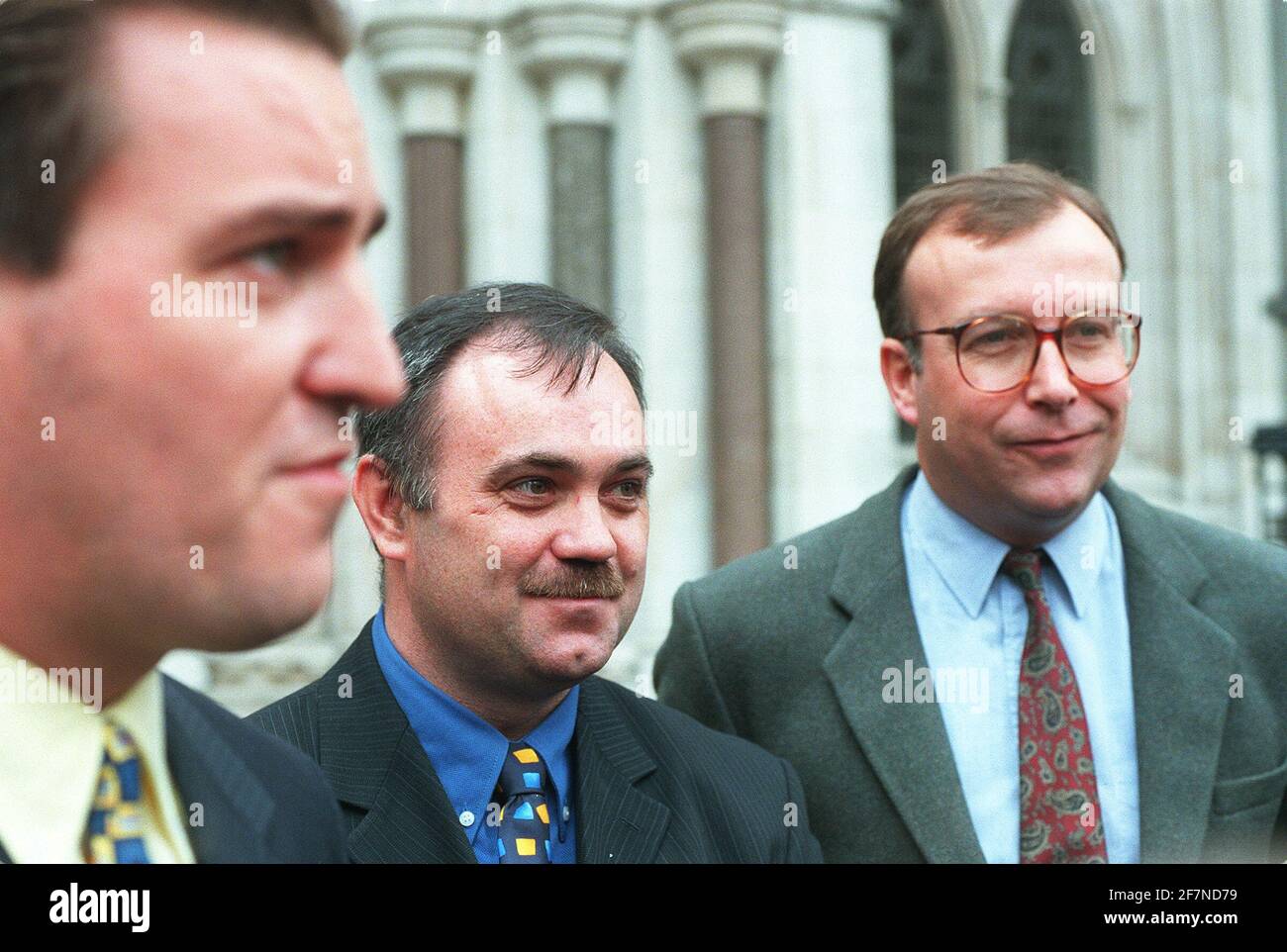 Metropolitan police PC Emlyn Welsh gauche PC Paul Giles (retraité) Et le Sgt Peter Bleakley droit devant la High court après Gagner leur procès de diffamation contre Granda télévisions World in action Programme Banque D'Images