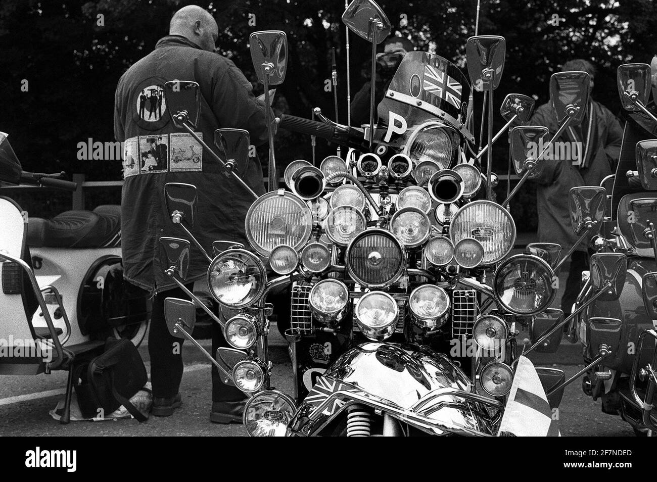 Hyde Park Scooter Rally Mai 1999Mods regardant les scooters rassemblés À Hyde Park pour le rallye Scooter Southend de Londres Banque D'Images