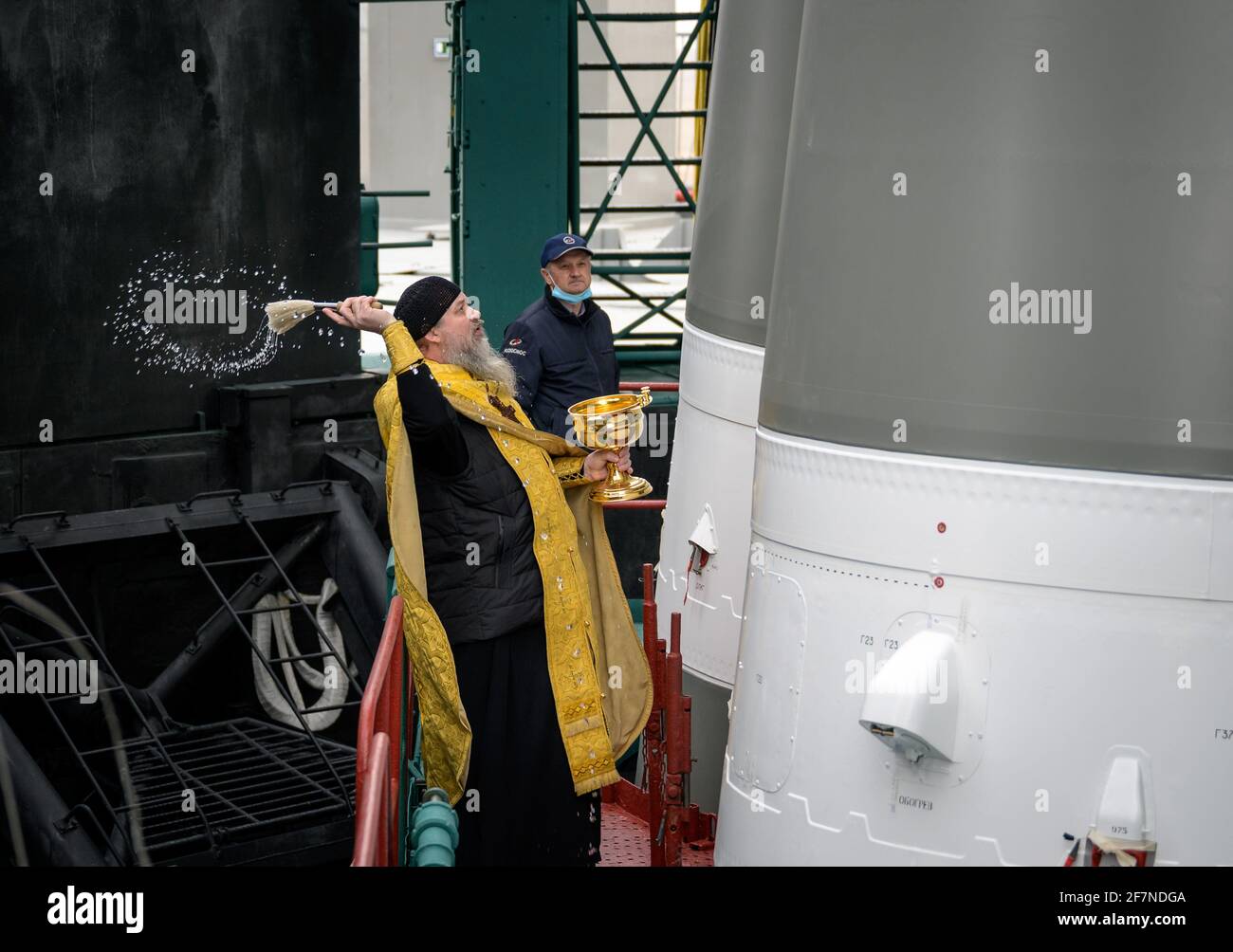 Baïkonour, Kazakhstan. 08 avril 2021. Le Père Sergueï, prêtre orthodoxe russe, a lancé la fusée Soyouz sur le plateau de lancement du cosmodrome de Baïkonour, le jeudi 8 avril 2021 au Kazakhstan. Expédition 65 l'astronaute de la NASA Mark Vande Hei, les cosmonautes de Roscosmos Pyotr Dubrov et Oleg Novitskiy doivent se lancer à bord de leur vaisseau Soyouz MS-18 le 9 avril. NASA photo par Bill Ingalls/UPI crédit: UPI/Alamy Live News Banque D'Images