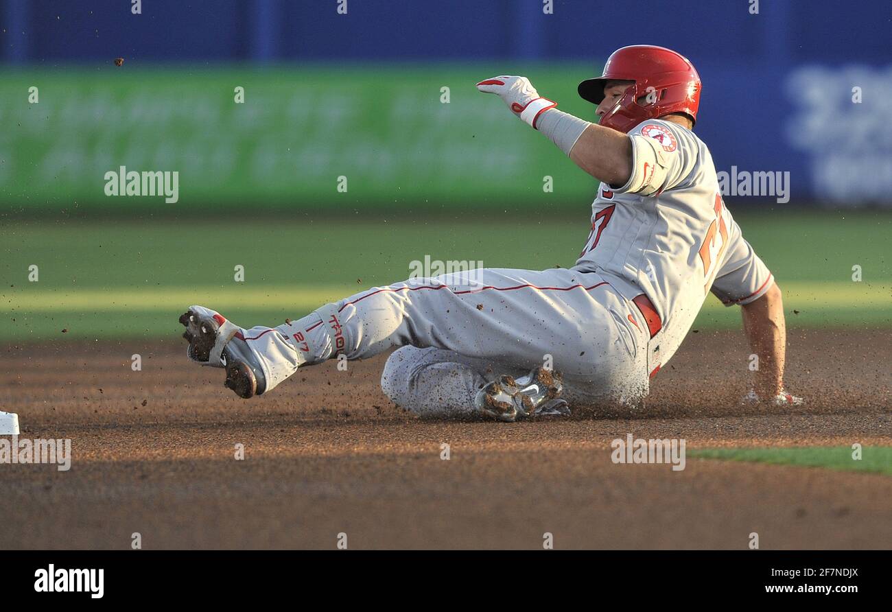 Dunedin, États-Unis. 08 avril 2021. Les toboggans Mike Trout des Anges de Los Angeles servent de deuxième base avec un double du Toronto Blue Jayss' Ross Stripling lors du premier repas au TD Ballpark à Dunedin, en Floride, le jeudi 8 avril 2021. Photo de Steven J. Nesius/UPI crédit: UPI/Alamy Live News Banque D'Images