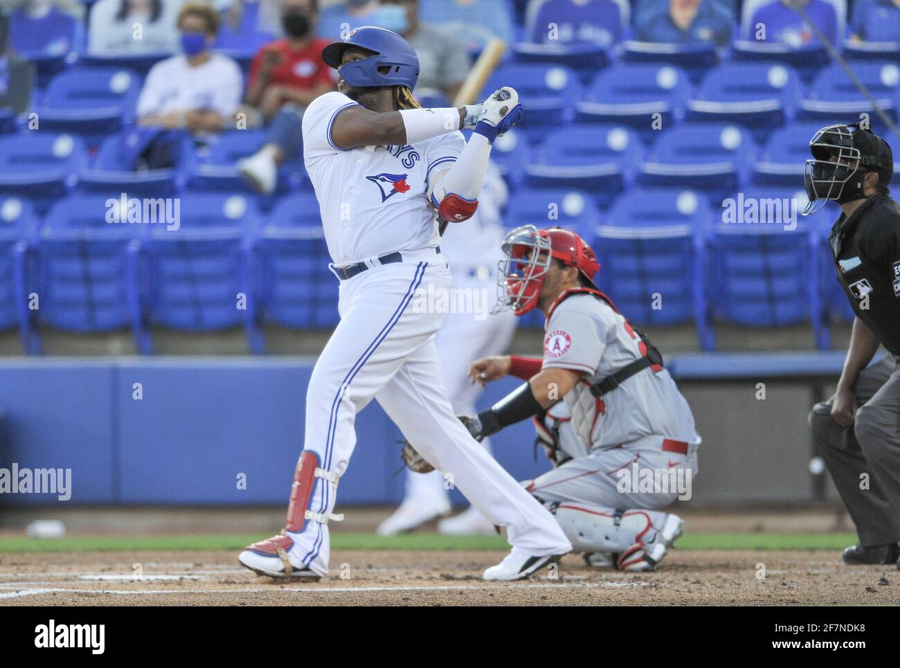 Dunedin, États-Unis. 08 avril 2021. Kurt Suzuki, le catcher Los Angeles Angels, regarde comme Vladimir Guerrero Jr. Des Blue Jays de Toronto, a fait une course à domicile à deux reprises pendant le premier repas au TD Ballpark à Dunedin, en Floride, le jeudi 8 avril 2021. Photo de Steven J. Nesius/UPI crédit: UPI/Alamy Live News Banque D'Images