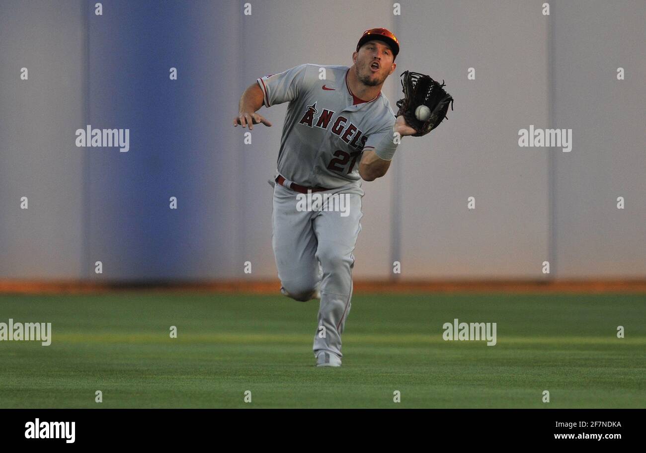 Dunedin, États-Unis. 08 avril 2021. Mike Trout, des Anges de Los Angeles, fait une prise de course sur un ballon de mouche frappé par Toronto Blue Jayss' Lourdes Gurrierl Jr. Lors du premier repas au TD Ballpark à Dunedin, en Floride, le jeudi 8 avril 2021. Photo de Steven J. Nesius/UPI crédit: UPI/Alamy Live News Banque D'Images