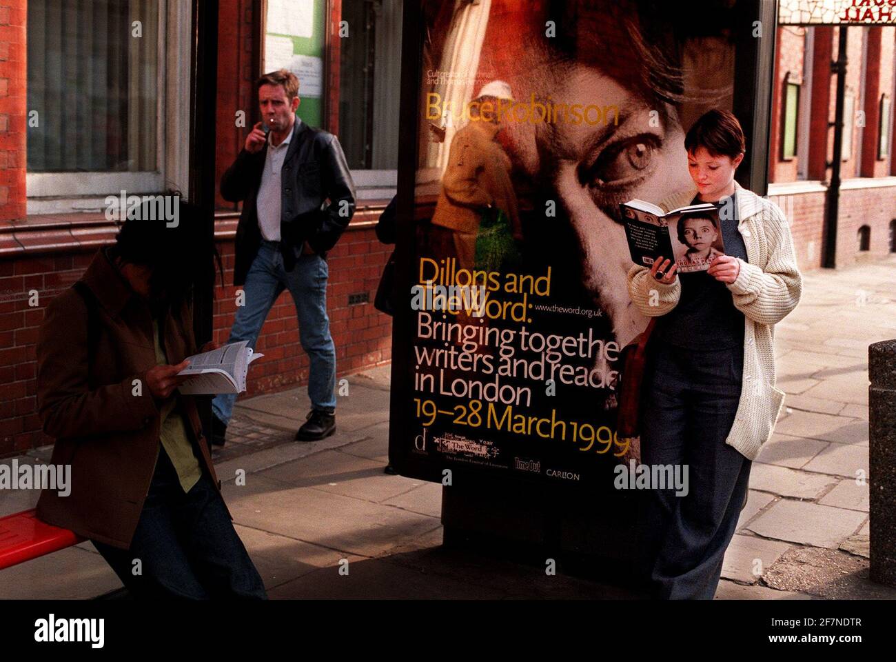Une affiche à un arrêt de bus de Londres annonce « The Word » Festival littéraire qui offre une semaine d'événements à travers Londres Banque D'Images