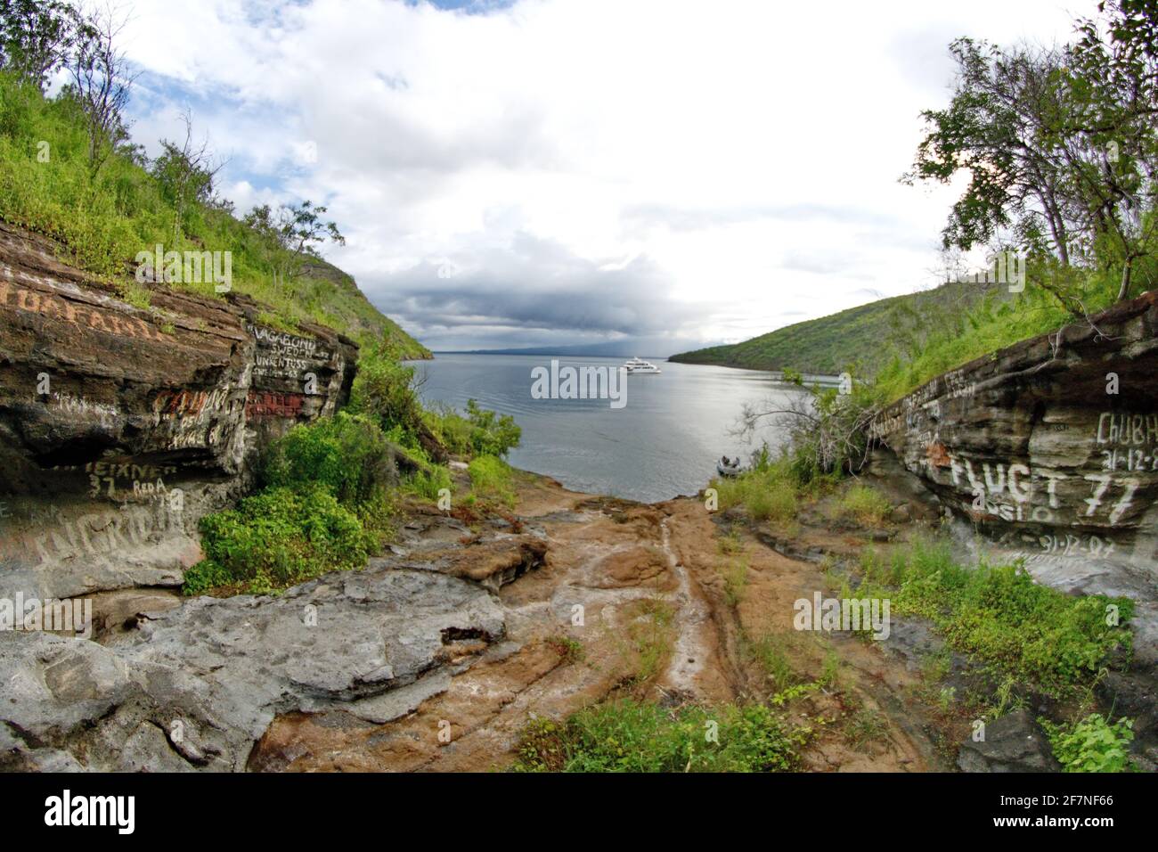 Vue aérienne de Tage Cove, Isabela Island, Equateur, prise avec un objectif en forme de poisson depuis un sentier pittoresque Banque D'Images