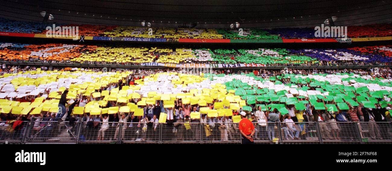 Les supporters de football fêtent lors du match d'ouverture du 1998 juin La coupe du monde Ecosse contre le Brésil au Stade de France à Paris Banque D'Images