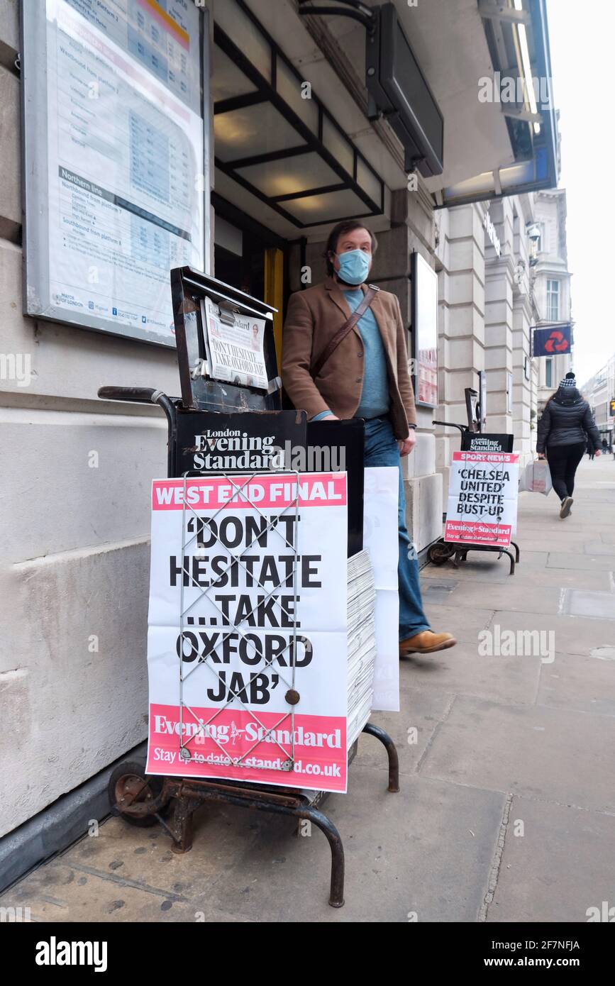 Un stand de nouvelles du Evening Standard devant une station de métro de Londres avec le titre « n'hésitez pas... prenez le jab d'Oxford », car les craintes grandissent au sujet du risque de vaccination Banque D'Images