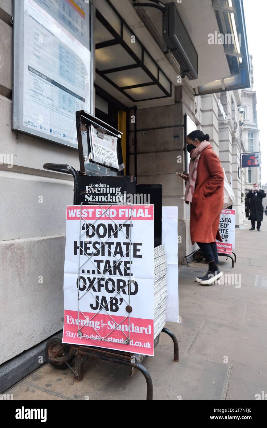 Un stand de presse du Evening Standard devant une station de métro de Londres avec le titre « n'hésitez pas... prenez le jab d'Oxford », car les craintes augmentent le risque de vaccination Banque D'Images
