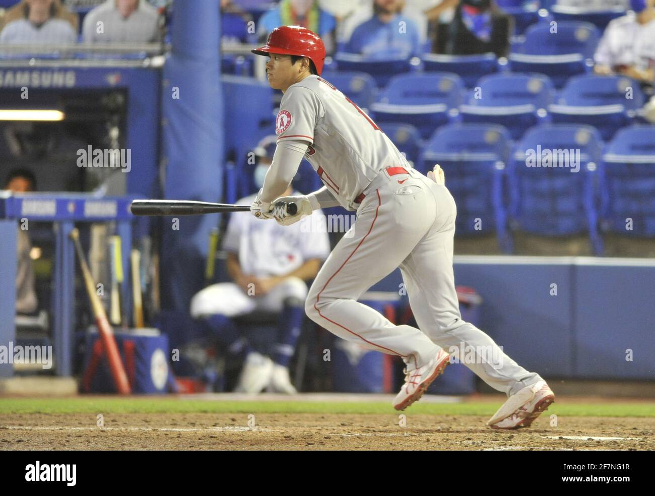 Dunedin, États-Unis. 08 avril 2021. Shohei Ohtani des Anges de Los Angeles frappe un single de RBI au large de Toronto Blue Jays reliever Jordan Romano lors du septième dîner au TD Ballpark à Dunedin, Floride, le jeudi 8 avril 2021. Photo de Steven J. Nesius/UPI crédit: UPI/Alamy Live News Banque D'Images