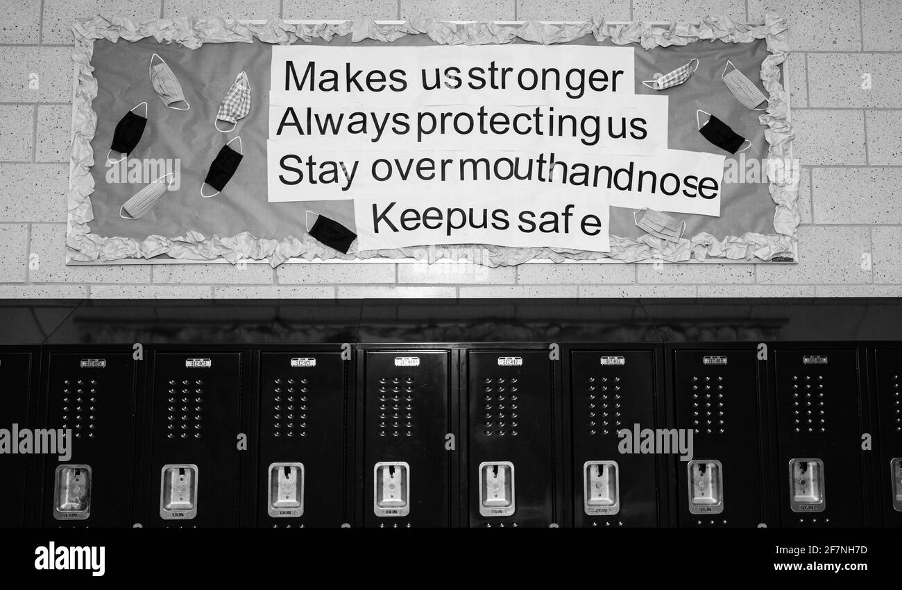 CHICAGO, ILLINOIS. USA MARS 9, 2021: UN BULLETIN DE L'ÉCOLE ÉLÉMENTAIRE DÉCORÉ POUR LES ÉLÈVES DE L'ÉCOLE MOYENNE LORSQU'ILS REVIENNENT POUR L'APPRENTISSAGE EN PERSONNE. Banque D'Images