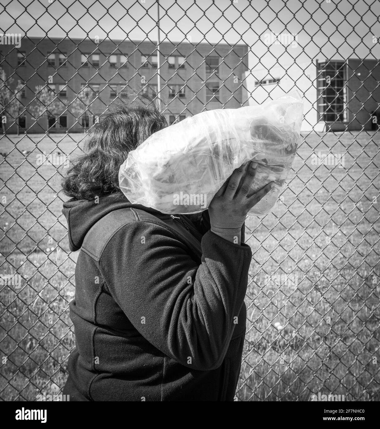 CHICAGO, IL USA MAY16, 2020: AFRO-AMÉRICAINE FEMME QUITTANT LE PARC APRÈS AVOIR REÇU DE LA VOLAILLE LIBRE PENDANT LA HAUTEUR DE COVID 19, PENDANT UNE DISTRIBUTION DE NOURRITURE Banque D'Images