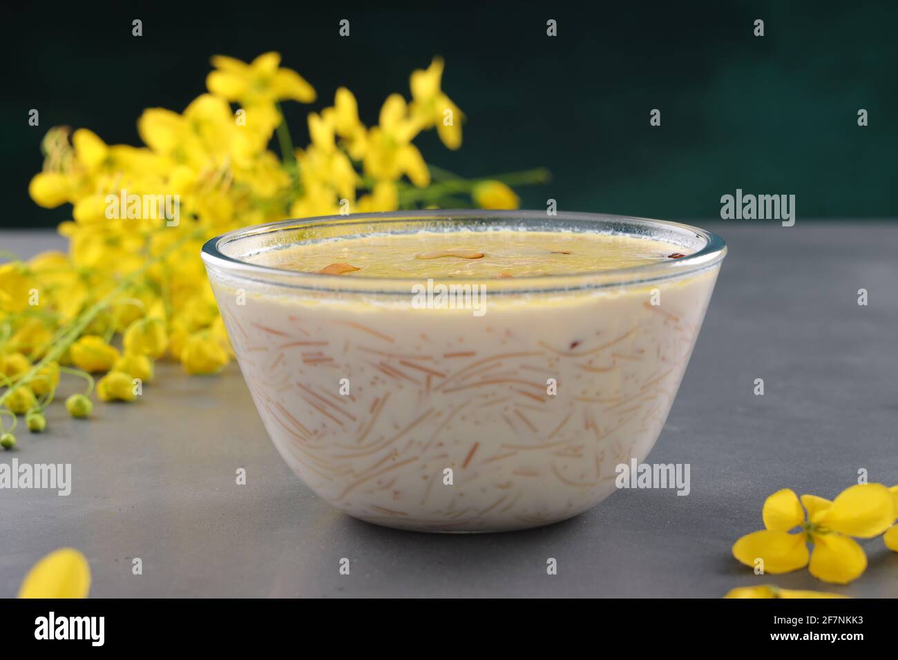 Vermecelli Payasam ou Kheer, plat sucré principal du sud de l'Inde pendant les occasions spéciales en utilisant vermicelles, le lait, le sucre et les noix sèches et magnifique Banque D'Images