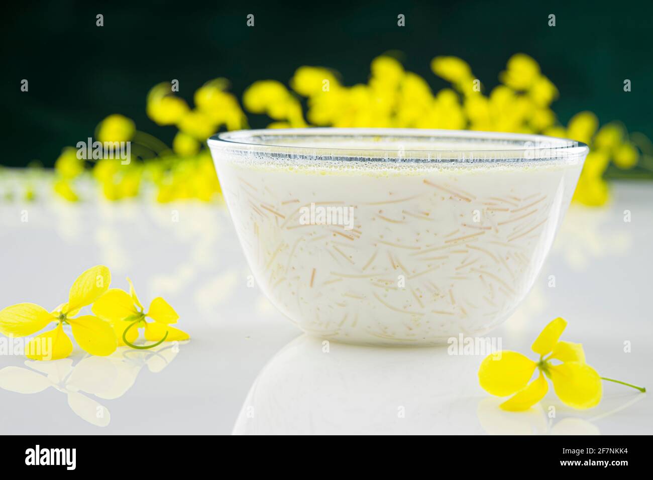 Vermecelli Payasam ou Kheer, plat sucré principal du sud de l'Inde en utilisant vermicelles, le lait, le sucre et les noix sèches et arrangées avec de l'or fleur de douche dans le Banque D'Images