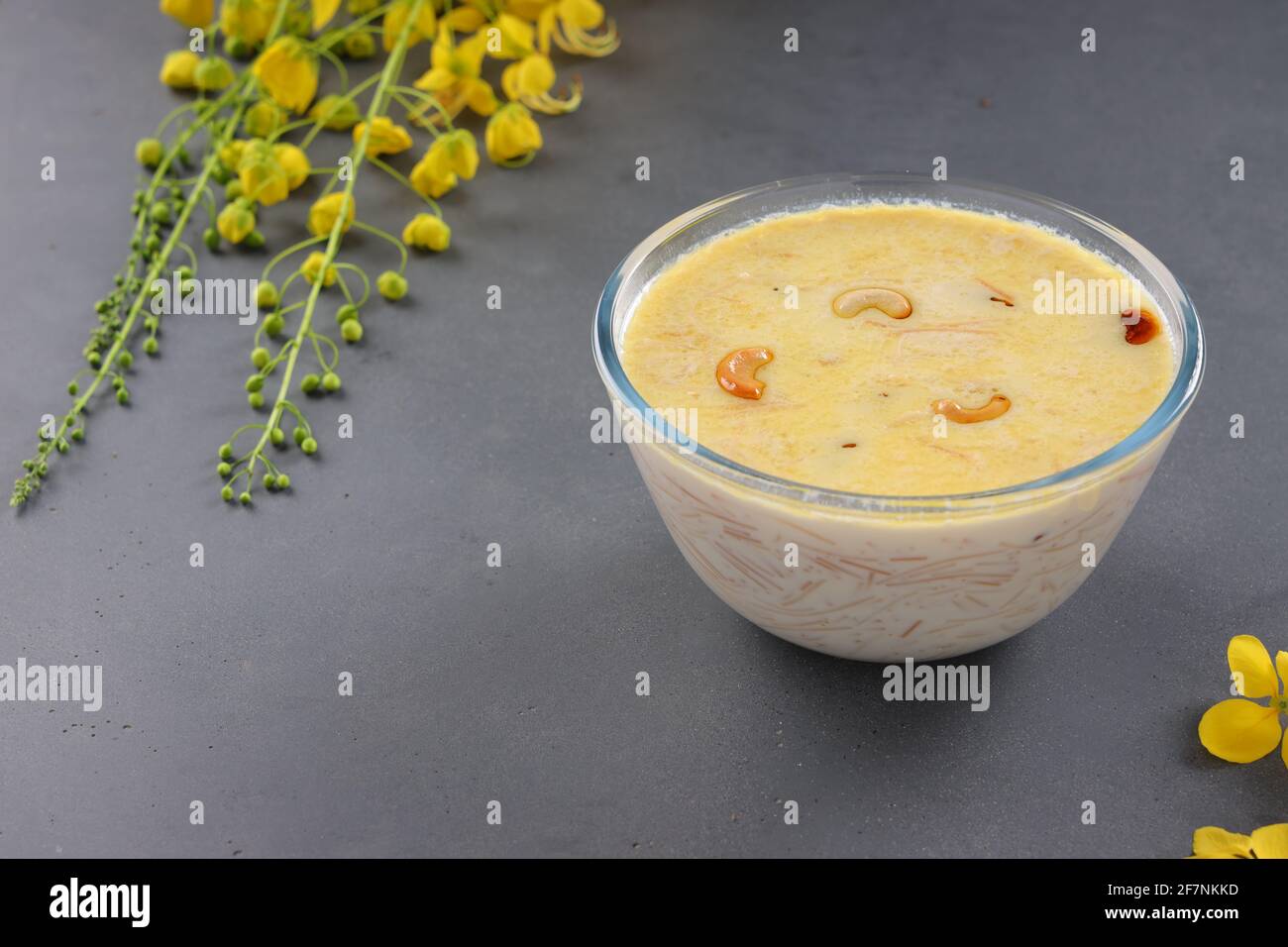Vermecelli Payasam ou Kheer, plat sucré principal du sud de l'Inde en utilisant vermicelles, le lait, le sucre et les noix sèches et arrangées avec de l'or fleur de douche dans le Banque D'Images