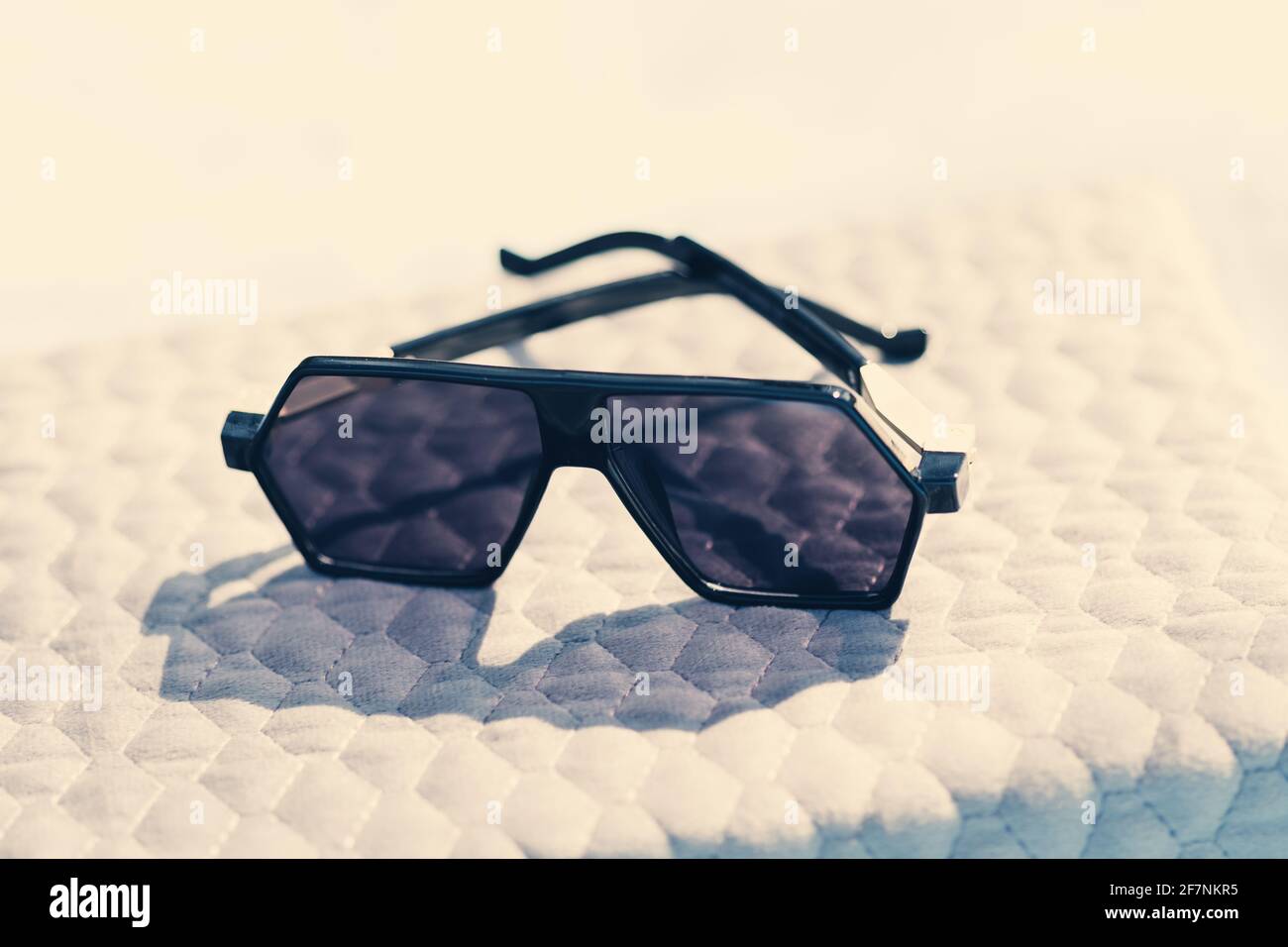 Modèle futuriste de lunettes de soleil surdimensionnées avec verres noirs  et cadre noir Shoot en extérieur dans une journée ensoleillée de gros plan  . Mise au point sélective Photo Stock - Alamy