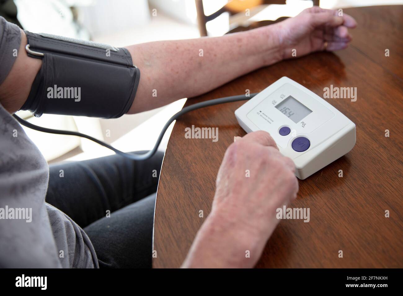 Une femme âgée vérifie sa tension artérielle à la maison. Concept de soins de santé Banque D'Images