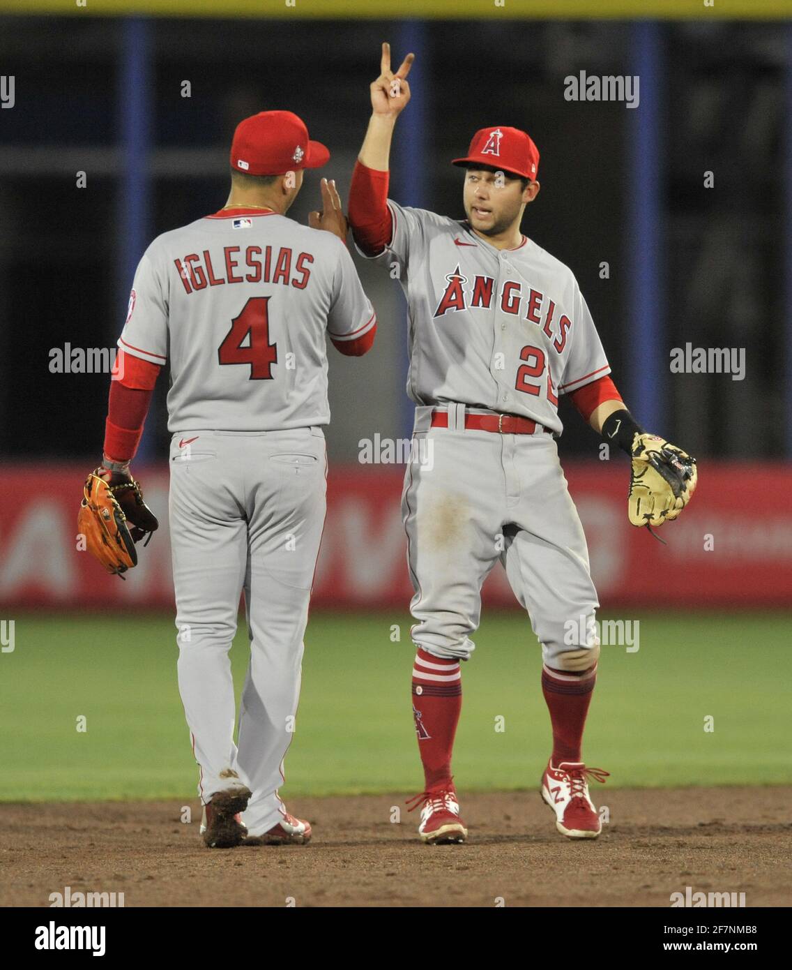 Dunedin, États-Unis. 08 avril 2021. Jose Iglesias (4) et David Fletcher des Los Angeles Angels célèbrent une victoire de 7-5 sur les Blue Jays de Toronto lors d'un match de baseball au TD Ballpark à Dunedin, en Floride, le jeudi 8 avril 2021. Photo de Steven J. Nesius/UPI crédit: UPI/Alamy Live News Banque D'Images