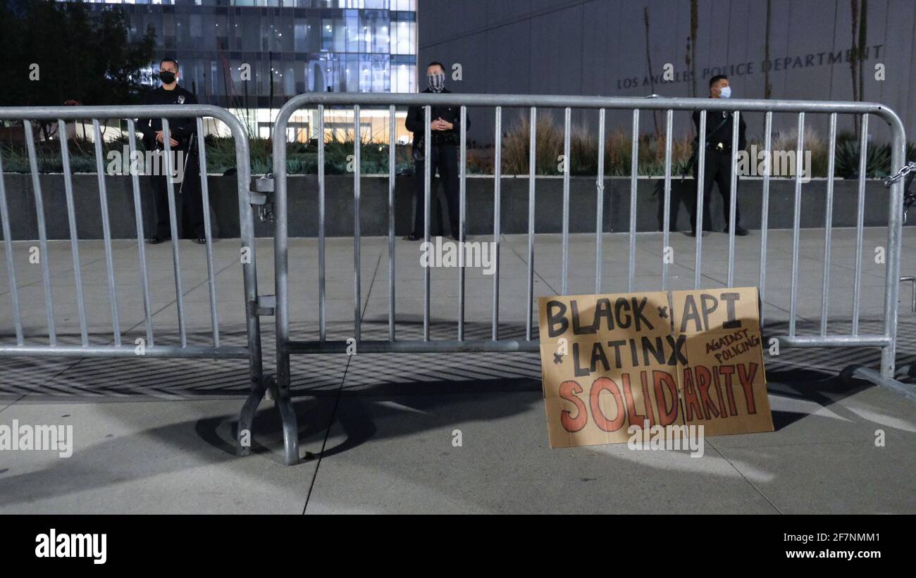Los Angeles, Californie, États-Unis. 8 avril 2021. Un panneau de solidarité est placé contre une barrière devant le quartier général du département de police de Los Angeles lors d'une manifestation "Housing not flics" jeudi soir. Les manifestants se sont rassemblés pour s'exprimer contre les expulsions résidentielles et contre le budget du département de police. Crédit : jeunes G. Kim/Alay Live News Banque D'Images